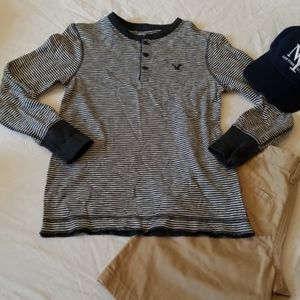 American eagle kids. 77kids. Ls 3 button henley. White & charcoal. Sz Medium